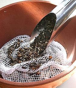 洗濯ネットと小石