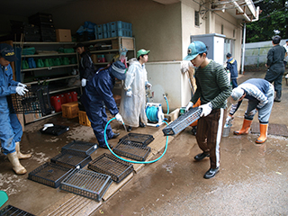 ⑫作業の後は高等部農耕班が全員で後片付け。手際の良さと責任感がさすがです