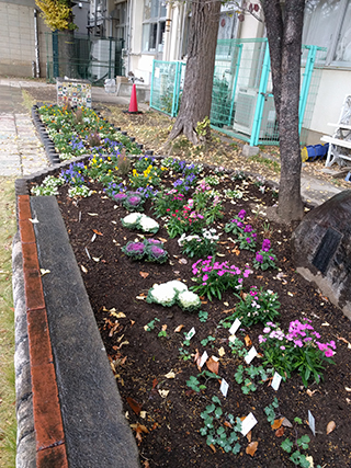 ⑪「神根教育百年祭記念碑」の前は和風の雰囲気に