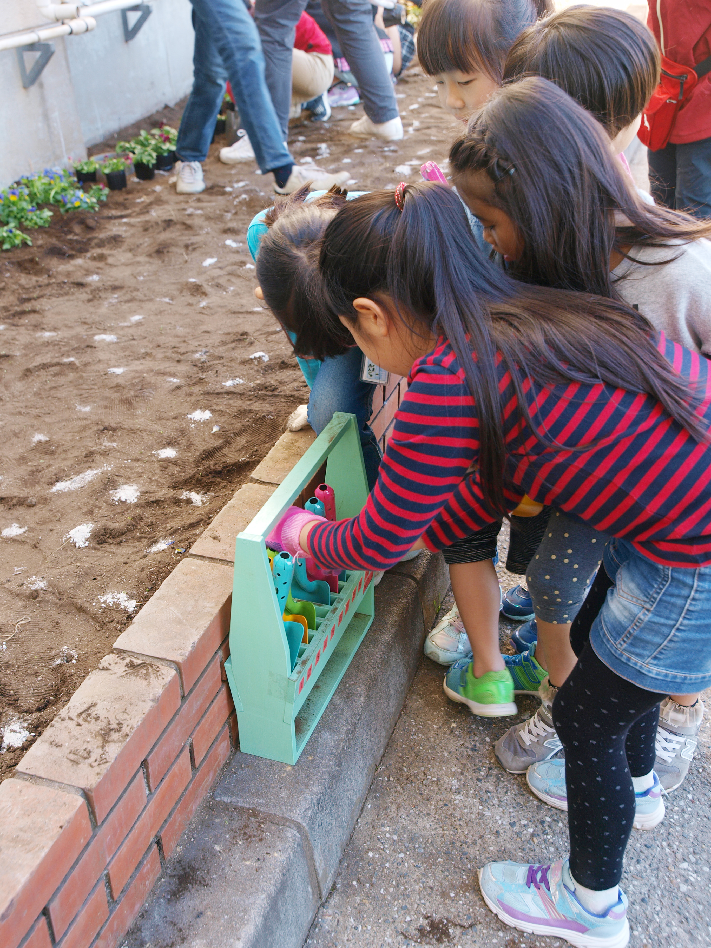 スコップ入れから取って使って、終わるとちゃんと片付けます