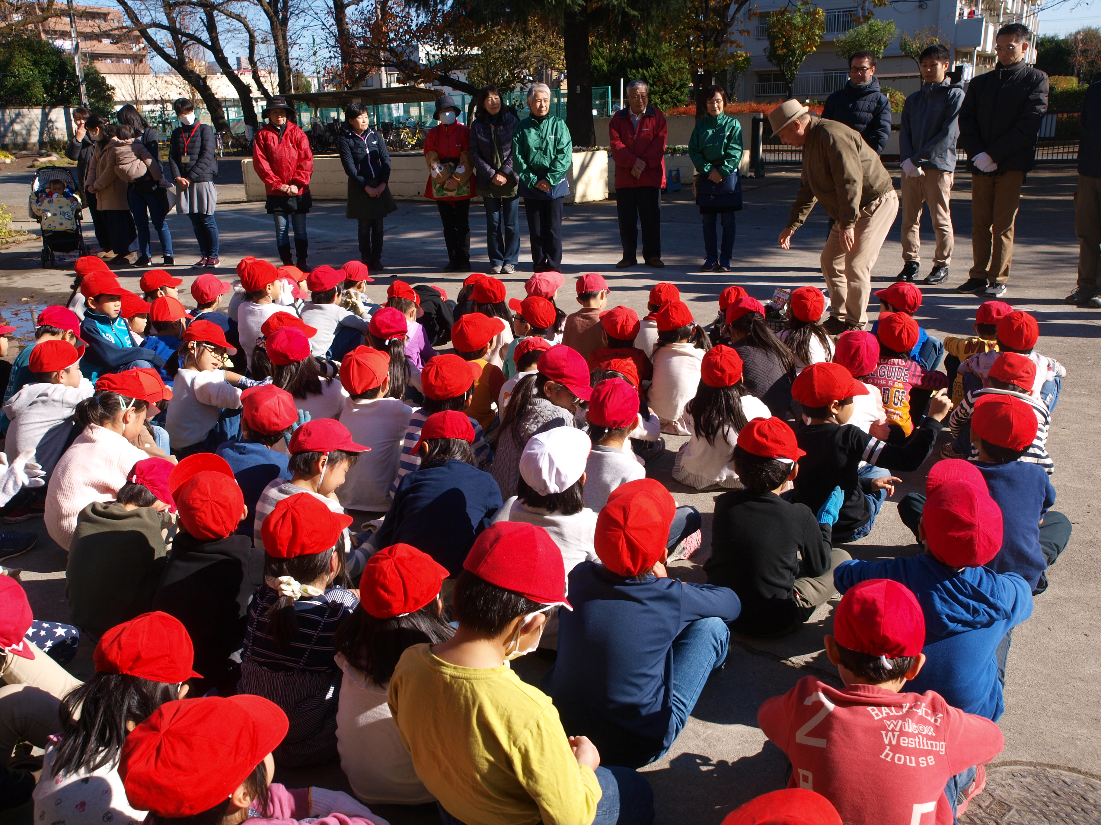 話を聞きながら、園芸のことを真剣に学びます